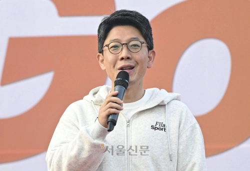 김병민 서울시 정무부시장이 지난해 11월 서울 영등포구 여의도공원 문화마당에서 열린 ‘2025 고프리런’에서 인사말을 하고 있다.  이지훈 기자