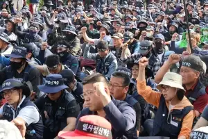 조합원 사망에 ‘총력 투쟁’ 선포 화물연대…BGF로지스와 교섭 재개