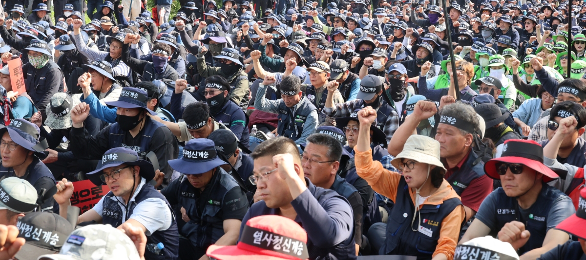 민주노총 공공운수노조 화물연대본부가 지난 25일 오후 경남 진주시 정촌면 CU진주물류센터 앞에서 총력 투쟁 결의대회를 열고 있다. 연합뉴스