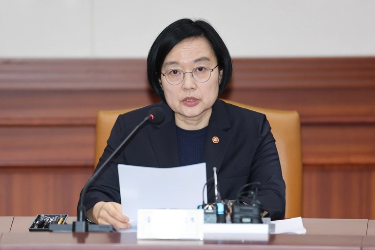 한성숙 중소벤처기업부 장관이 24일 서울 종로구 정부서울청사에서 열린 비상경제본부회의 겸 경제관계장관회의 겸 국가창업시대전략회의에서 발언하고 있다. 2026.4.24 연합뉴스