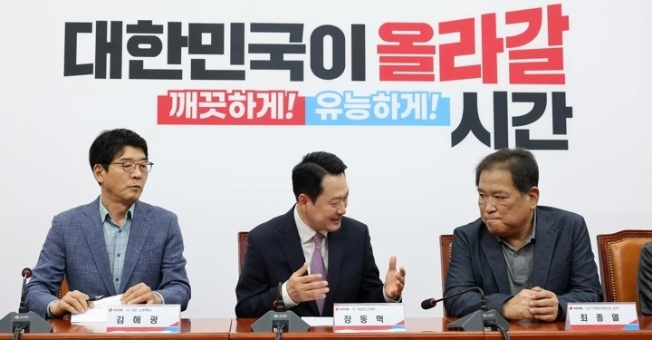 국민의힘 장동혁 대표가 24일 국회에서 최종열 CU가맹점주협의회 회장을 비롯한 관계자들과 면담을 하고 있다. 왼쪽부터 김해광 당 대표 노동특보, 장 대표, 최 회장. 연합뉴스