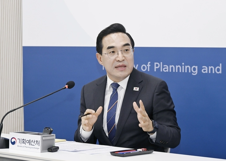 박홍근 기획예산처 장관이 지난 21일 정부세종청사에서 열린 출입기자단 간담회에서 발언하고 있다. 박 장관은 이 자리에서 IMF 4월 재정모니터 보고서의 한국 부채비율 전망에 대해 “과대 전망된 경우가 많다”고 반박했다. 같은 보고서의 연금 지출 항목에서 한국이 G20 선진국 중 가장 빠른 증가율을 보일 것이란 전망이 26일 추가로  알려졌다. 연합뉴스