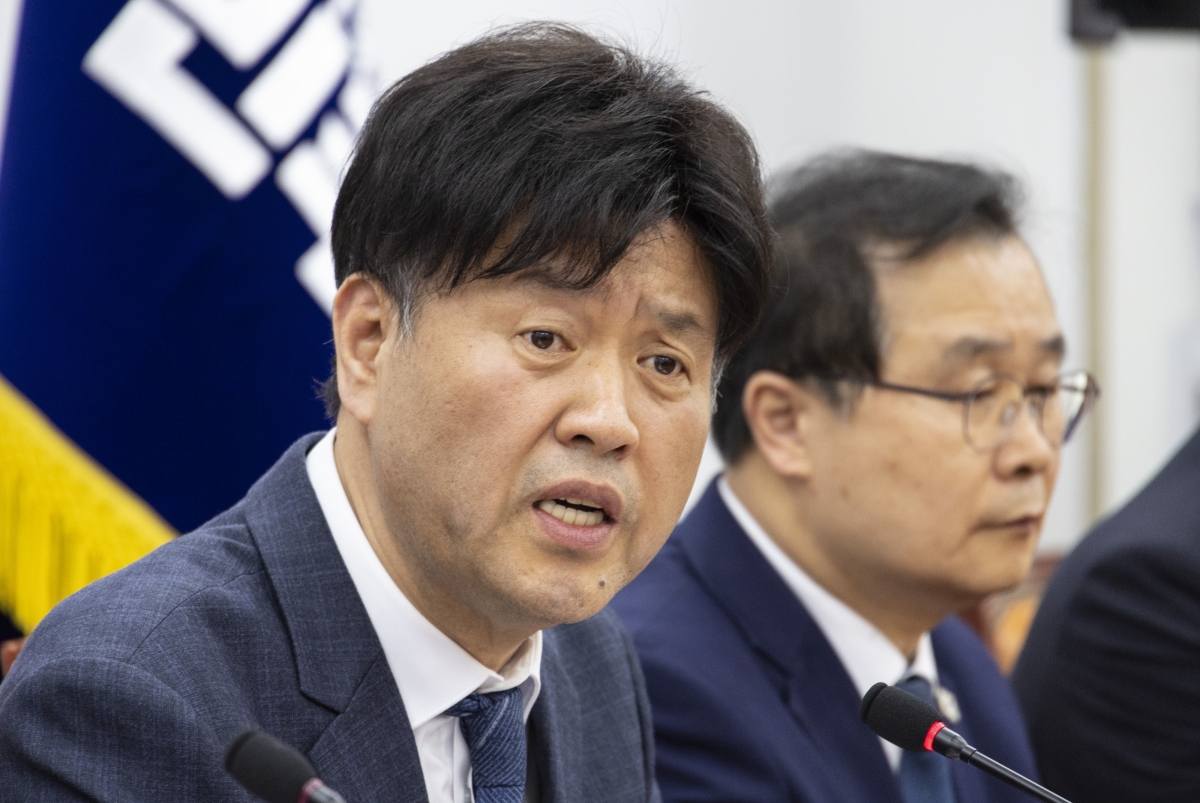 대장동 일당으로부터 금품을 받은 혐의로 법정 구속됐다가 지난해 보석으로 석방된 김용 전 민주연구원 부원장이 13일 국회에서 가진 기자간담회에서 검찰 기소의 부당함에 대해 설명하고 있다. 연합뉴스