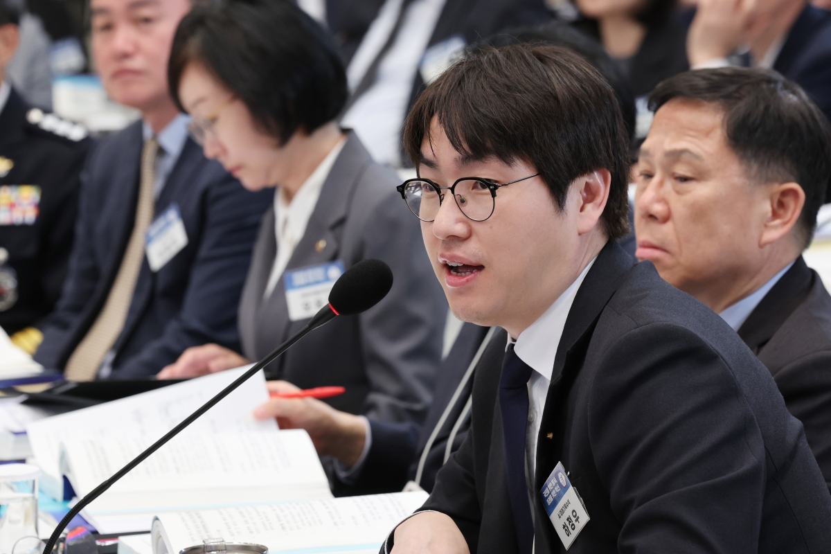 하정우 청와대 AI미래기획수석이 17일 청와대 영빈관에서 열린 공공기관 및 유관기관 업무보고에서 이재명 대통령 질문에 답하고 있다. 연합뉴스