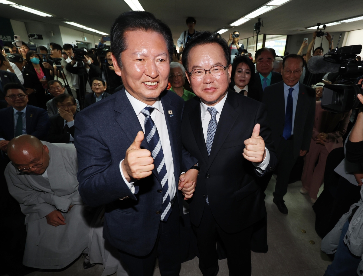 더불어민주당 대구시장 후보인 김부겸(오른쪽) 전 국무총리가 26일 대구 달서구 두류역 인근에 마련된 선거사무소 개소식에서 정청래(왼쪽) 민주당 대표와 엄지를 치켜드는 포즈를 취하고 있다. 연합뉴스