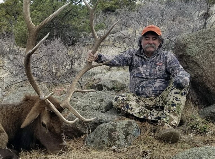 아프리카 가봉에서 사냥하던 중 코끼리 무리의 공격을 받고 사망한 어니 도시오. 웨건하운드 아웃피터스 페이스북 캡처