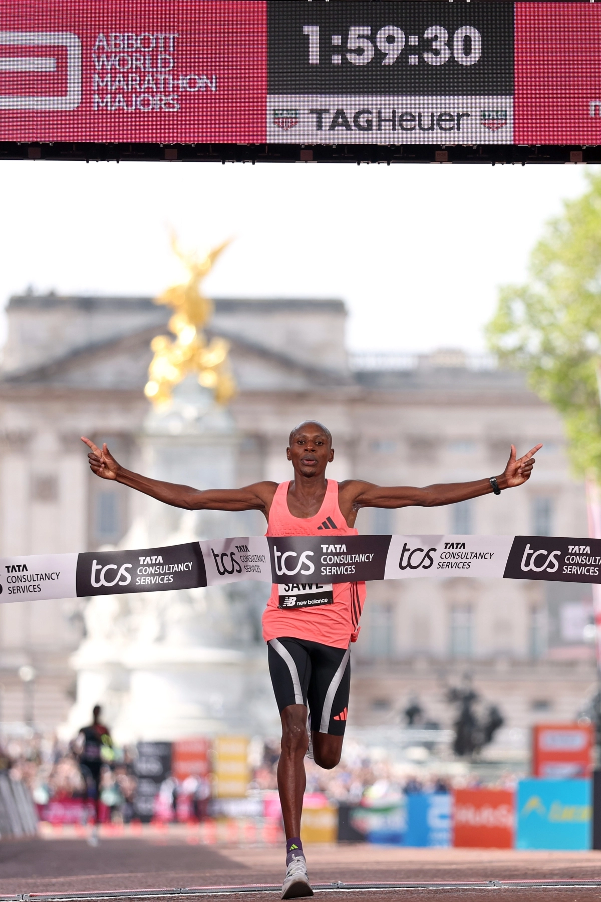 사바스티안 사웨(케냐)가 26일(한국시간) 영국 런던에서 열린 2026 런던 마라톤 남자부 경기에서 42.195㎞ 풀코스를 1시간 59분 30초에 완주하며 결승선을 통과하고 있다. 그는 켈빈 키프텀(케냐)이 2023년 10월 시카고 마라톤에서 세운 기존 세계기록(2시간 00분 35초)을 1분 5초 앞당기며 인류 역사상 처음으로 꿈의 기록인 ‘서브 2’(2시간 이내에 마라톤 풀코스 완주)를 달성한 선수가 됐다. 런던 AP 연합뉴스