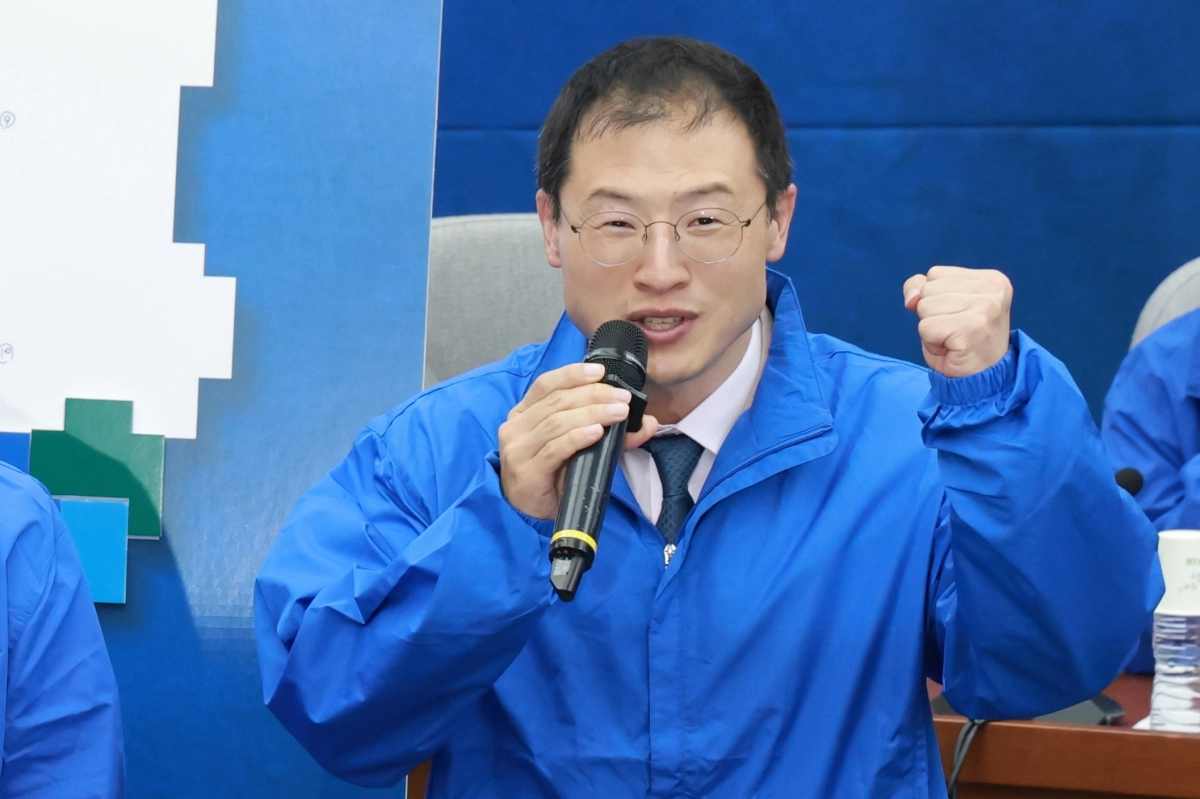 더불어민주당 김상욱 울산시장 후보가 23일 국회에서 열린 민주당 광역단체장 후보 연석회의에 참석해 선거 지역에 퍼즐을 붙이는 퍼포먼스를 한 뒤 각오를 말하고 있다. 2026.4.23 연합뉴스
