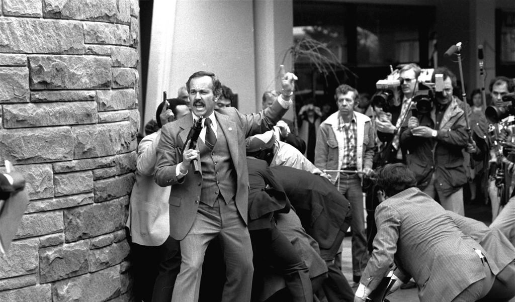 25일(현지시간) 트럼프 대통령이 참석한 행사에서 총격 사건이 발생한 워싱턴DC 워싱턴 힐튼 호텔 입구에서 1981년 벌어졌던 로널드 레이건 전 대통령 암살 시도 사건 당시 현장 모습. AP 연합뉴스