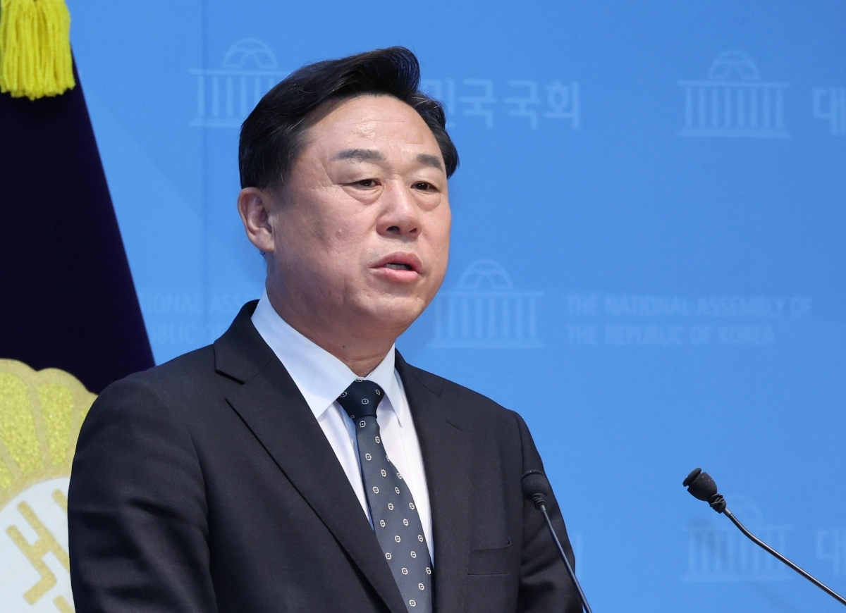 김종훈 진보당 울산시장 예비후보가 14일 오후 서울 여의도 국회 소통관에서 진보진영 단일화 관련 기자회견을 하고 있다. 2026.04.14.뉴시스