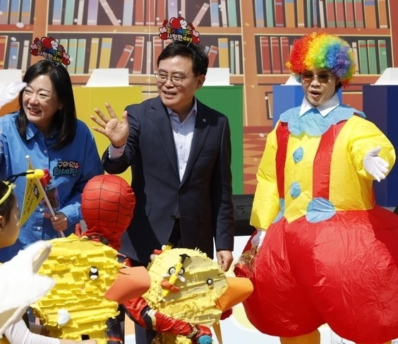 진교훈(가운데) 서울 강서구청장이 지난 25일 방화근린공원 일대에서 열린 강서어린이 동화축제에서 어린이들에게 인사를 하고 있다. 강서구 제공