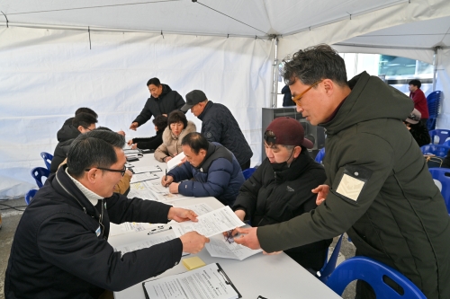 강원 정선군이 2025년 12월 22일 정선읍행정복지센터에서 농어촌 기본소득 신청을 받고 있다. 정선군 제공