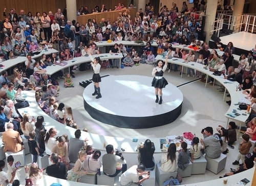 25일(현지시간) 영국 옥스퍼드대 슈워츠먼 인문학센터 일반 개관식에서 K팝 무대가 펼쳐지고 있다. 옥스퍼드 연합뉴스