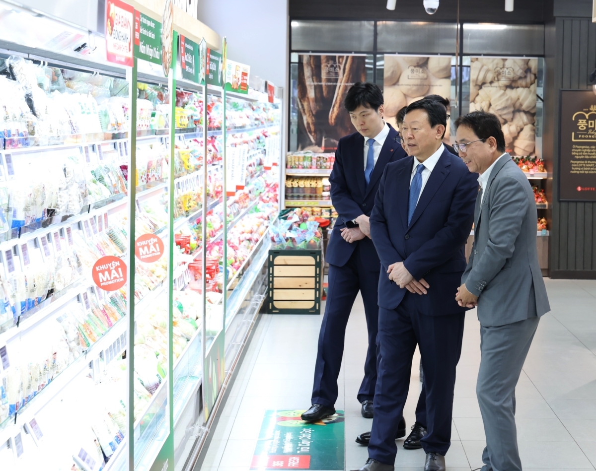 신동빈(오른쪽 두 번째) 롯데그룹 회장이 지난 23일 베트남 하노이에 위치한 롯데몰 웨스트레이크 하노이의 롯데마트 매장을 둘러보고 있다. 롯데 제공