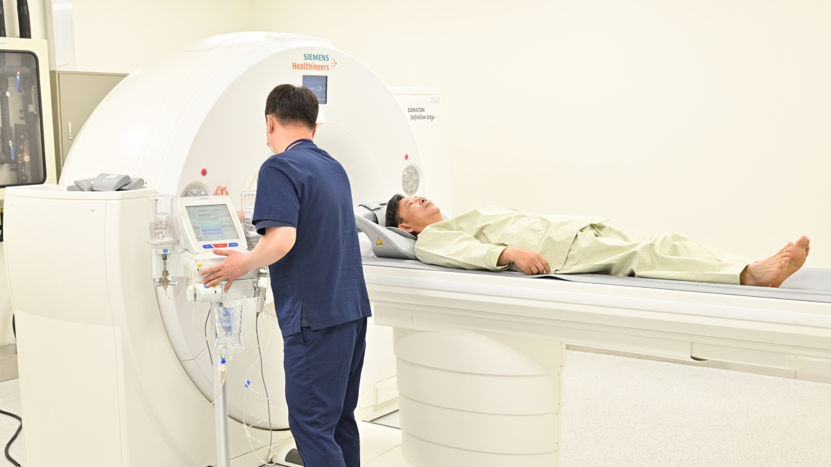 강원 정선군립병원 건강검진센터를 찾은 지역 주민이 CT 촬영을 하고 있다. 2016년 5월 문을 연 정선군립병원은 ‘전국 1호 군립병원’이다.  정선군 제공