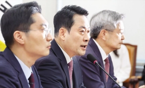 정치를 직업이자 소명으로 삼아야 하는 이들에게는 평범한 사람들과는 다른 차원의 윤리가 요구된다. 신념윤리를 넘어 책임윤리를 고민해야 하는 까닭이다. 사진은 지난 24일 장동혁 국민의힘 대표가 서울 여의도 국회에서 현안 관련 브리핑을 하고 있는 모습. 뉴스1