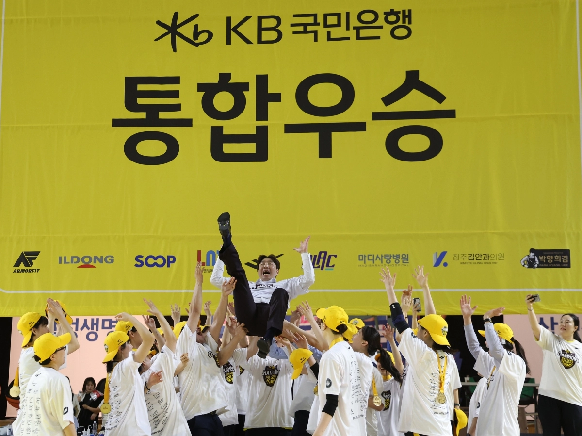 여자프로농구 청주 KB 선수들이 26일 경기 용인실내체육관에서 열린 2025~26 여자프로농구 챔피언결정전(5전 3승제) 3차전에서 용인 삼성생명에 승리해 통합우승을 달성한 뒤 김완수 감독을 헹가래하고 있다. ﻿ 연합뉴스