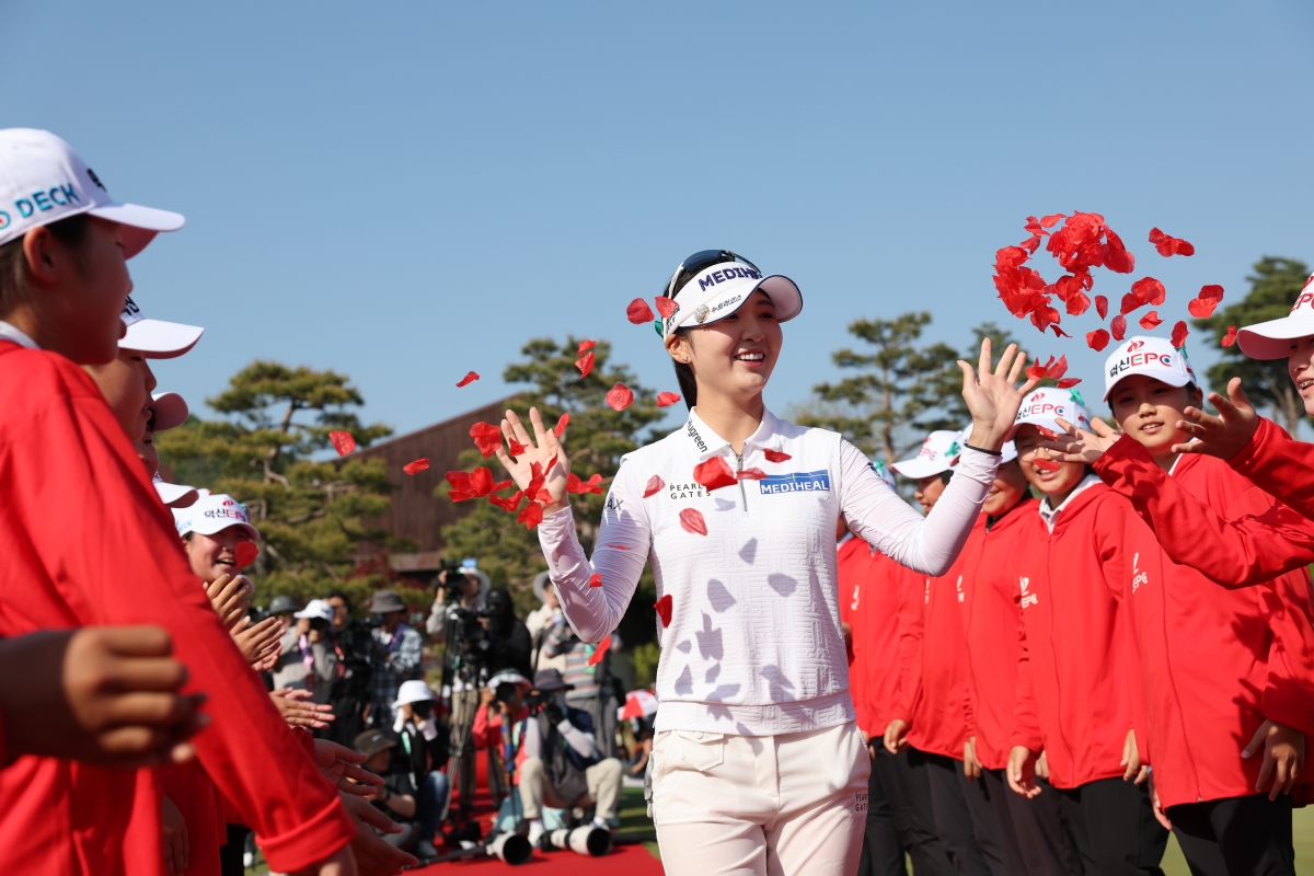 이예원이 26일 충북 충주시 킹스데일CC(파72)에서 막을 내린 한국여자프로골프(KLPGA)투어 덕신 EPC 챔피언십에서 합계 12언더파 204타로 우승한 뒤 동료 선수들의 꽃세례 축하를 받으며 기뻐하고 있다.  KLPGA 제공