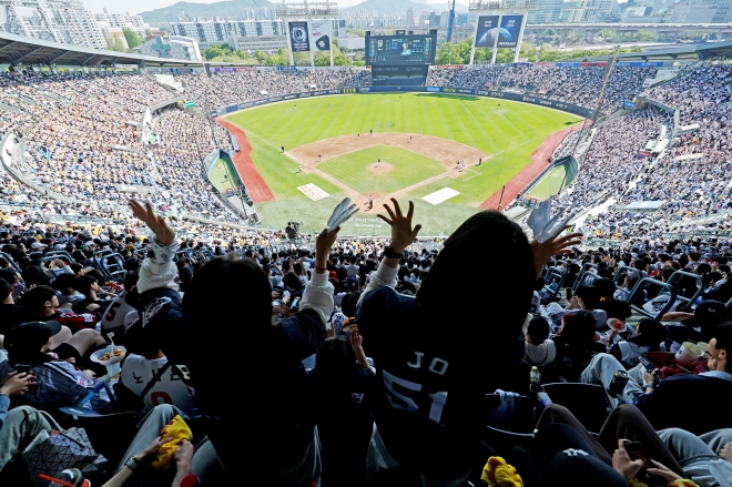 벌써 200만… KBO 흥행 광풍