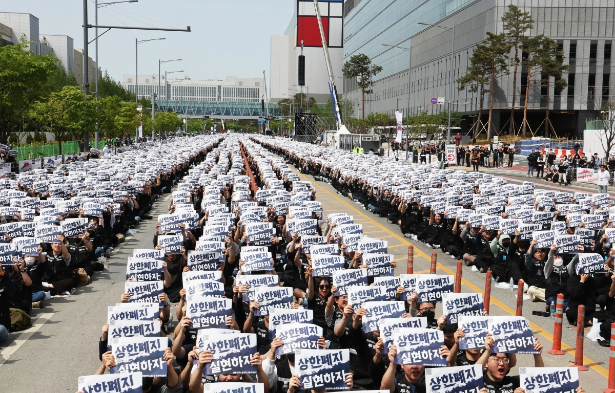 삼성전자 평택캠퍼스 앞 가득 메운 노조원들
