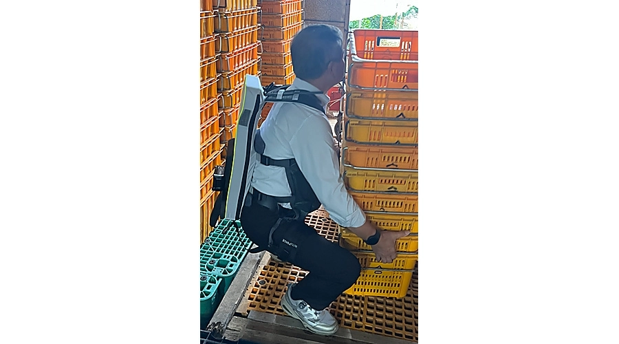 제주도는 근력 보조용 웨어러블 로봇을 농가에 빌려주는 ‘ICT 기반 농업 지원 서비스’를 운영한다. 제주도 제공