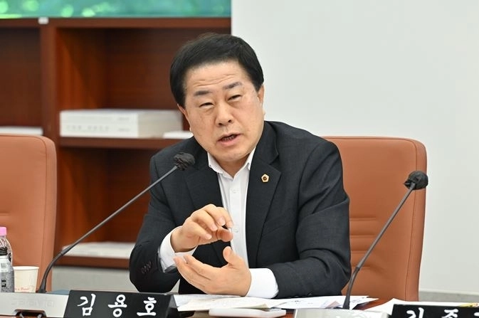 지난 24일 열린 제335회 임시회 예산결산특별위원회에서 김용호 의원이 용산국제업무지구 개발 계획 변경에 따른 학교 신설 및 교육 환경 개선과 관련해 질의하고 있다.