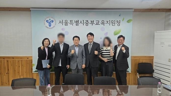 지난 4월 17일 서울시중부교육지원청 간담회에 참석한 김용호 의원(왼쪽 세 번째)이 기념촬영을 하고 있다.