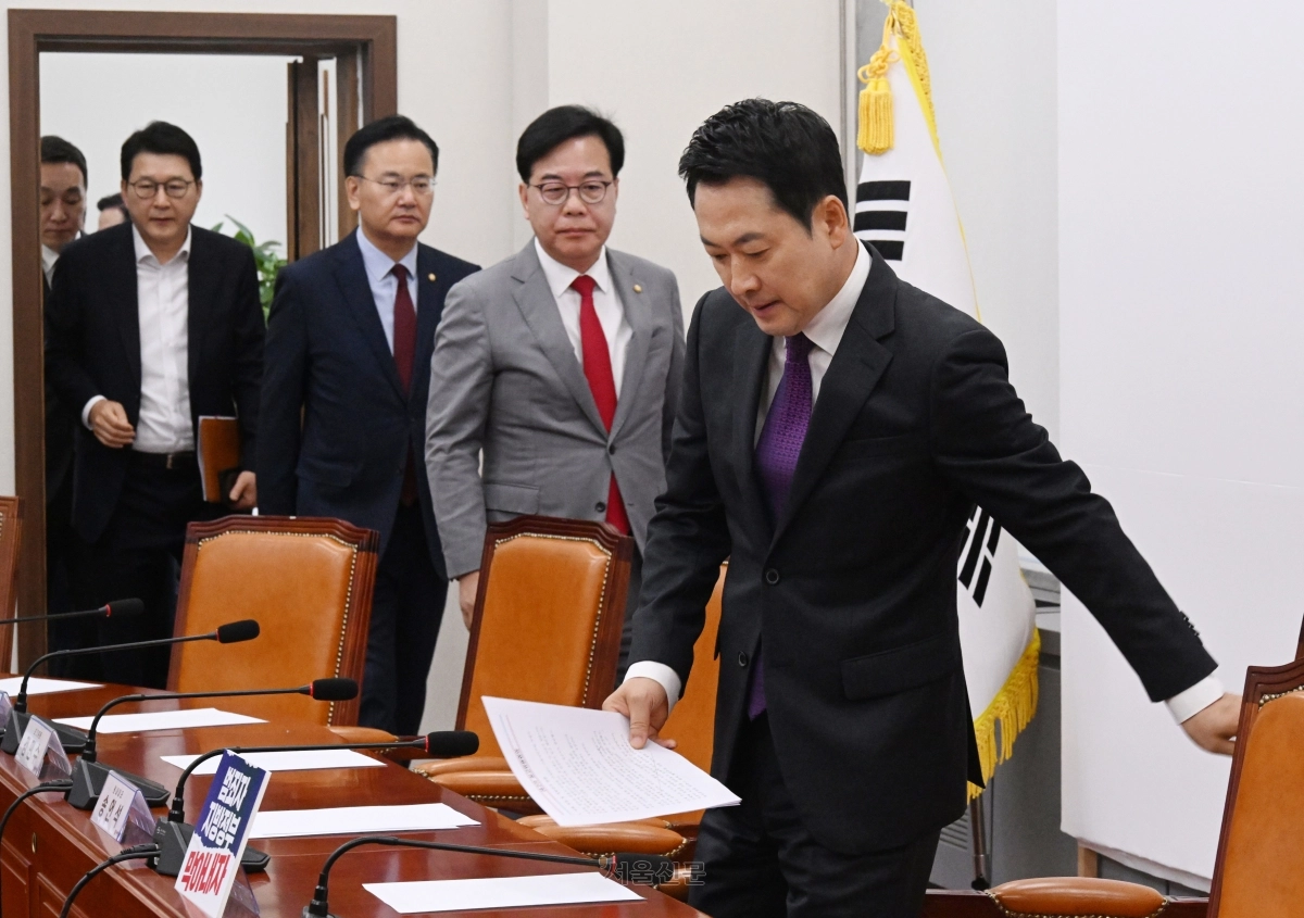 장동혁 국민의힘 대표가 27일 국회에서 열린 최고위원회의에 참석하고 있다. 2026.4.27 안주영 전문기자