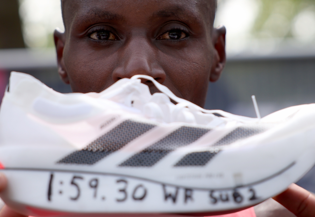 케냐의 세바스찬 사웨(30)가 26일(현지시간) 영국 런던에서 열린 2026 런던 마라톤 남자부 경기에서 마라톤 풀코스 42.195㎞를  1시간 59분 30초에 완주, 공식 대회에서 인류 최초로 ‘서브 2’(2시간 이내 완주)를 달성했다. 사웨가 경기를 마친 뒤 자신이 착용했던 아디다스의 ‘아디제로 아디오스 프로 에보3(adizero adios pro evo3)’에 자신의 기록을 적었다. 2026.4.26 런던 신화 AP 뉴시스