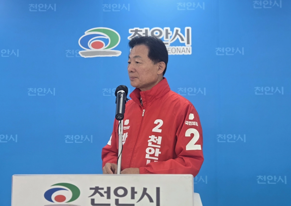 국민의힘 박찬우 충남 천안시장 후보가 기자회견에서 질문을 뱓고 있다. 이종익 기자