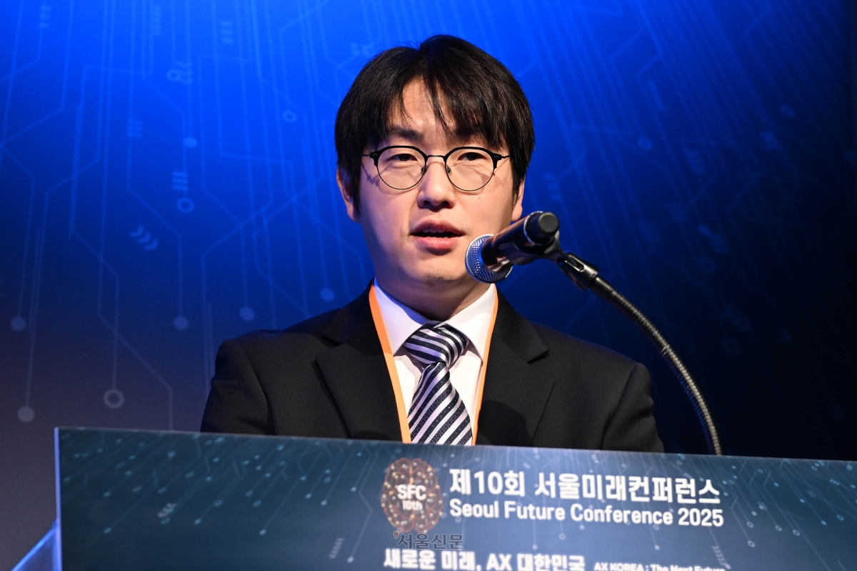 하정우 대통령비서실 AI미래기획수석비서관이 지난해 11월 5일 서울 중구 신라호텔에서 열린 제10회 서울미래컨퍼런스 ‘AI 국가의 지능, 기술사회 정책의 뉴 프레임’ 특별세션에서 특별연설을 하고 있다. 2025.11.5 홍윤기 기자