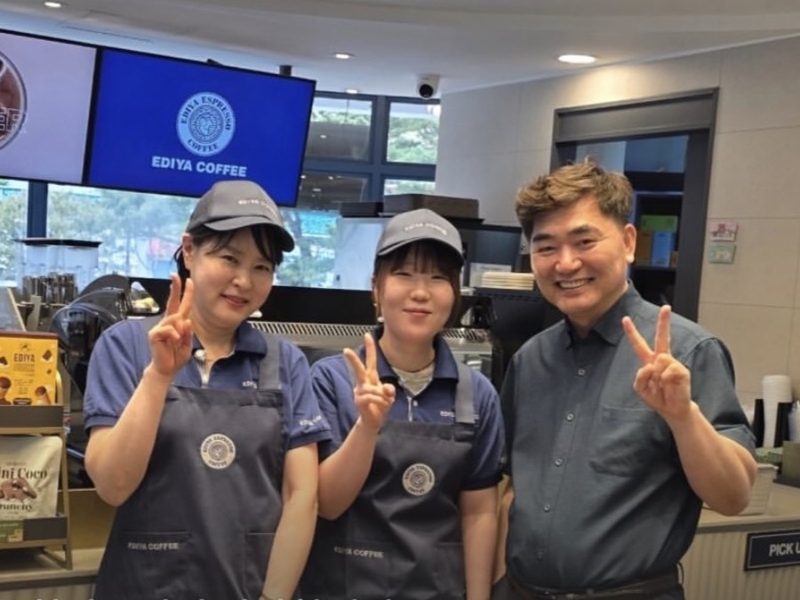 대전 오월드를 탈출한 늑대 ‘늑구’가 구조되기까지 9일 동안 고생하는 수색대원들에게 무상으로 커피를 제공한 이디야 대전오월드점 점주 변기환씨의 사연이 뒤늦게 알려졌다. 이디야커피 인스타그램 캡처