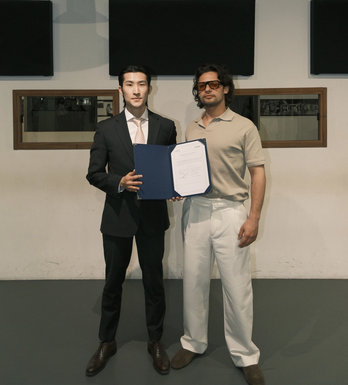 (왼쪽부터) 글로벌컬처코리아 전노아 대표, 시드박스 엔터테인먼트 Joaquin Julienne 대표가 2026년 4월 24일 파리에서 글로벌 아이돌 육성을 위한 업무협약(MOU) 체결 후 기념촬영을 하고 있다. ⓒ 김한석 / 글로벌컬처코리아 제공