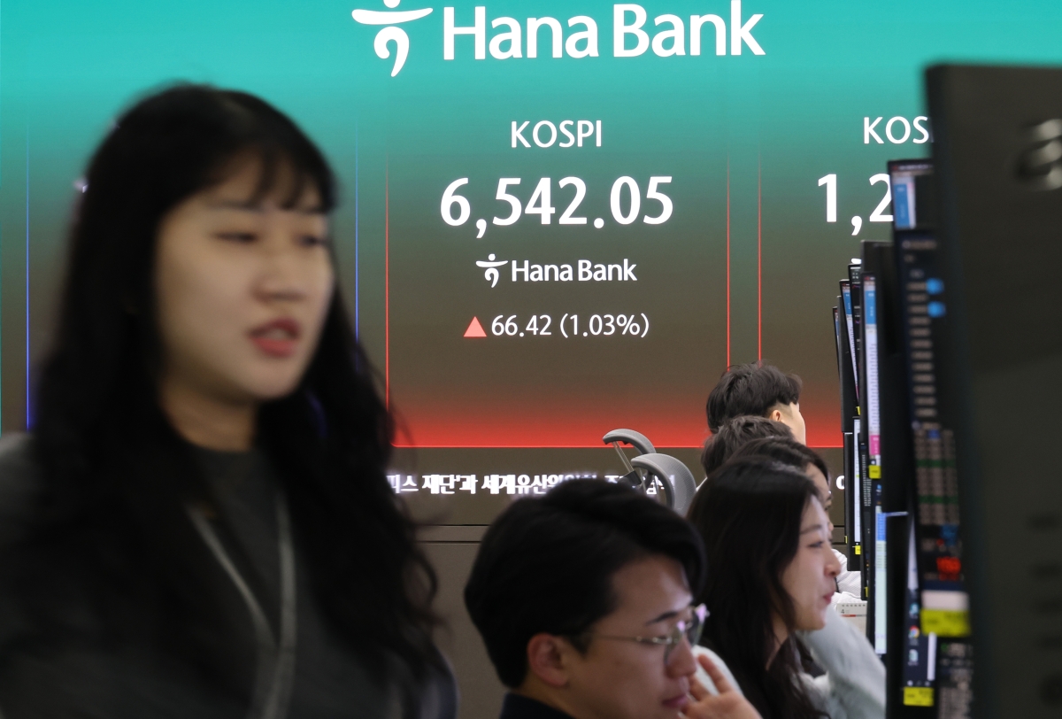 27일 서울 중구 하나은행 본점 딜링룸에서 직원들이 증시와 환율을 모니터하고 있다. 이날 코스피는 전장보다 57.97p(0.90%) 오른 6,533.60으로 출발해 상승세를 보이고 있다. 연합뉴스