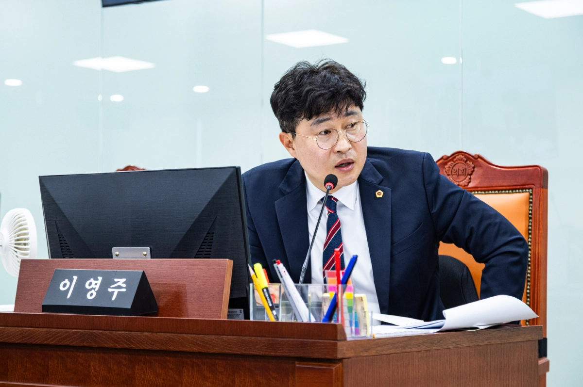 이영주 의원이 24일 제389회 임시회 건설교통위원회 소관 2026년 제1차 추가경정예산안 심사를 진행하며 질의하고 있다.(사진=경기도의회)