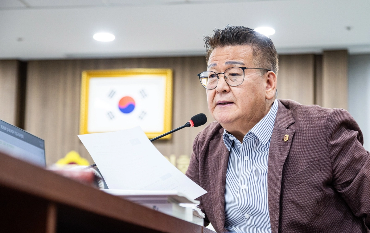 안명규 의원이 24일 제389회 임시회 2026년 제1차 추가경정예산안 심사에서 건설교통위원회 대상으로 질의하고 있다.(사진=경기도의회)