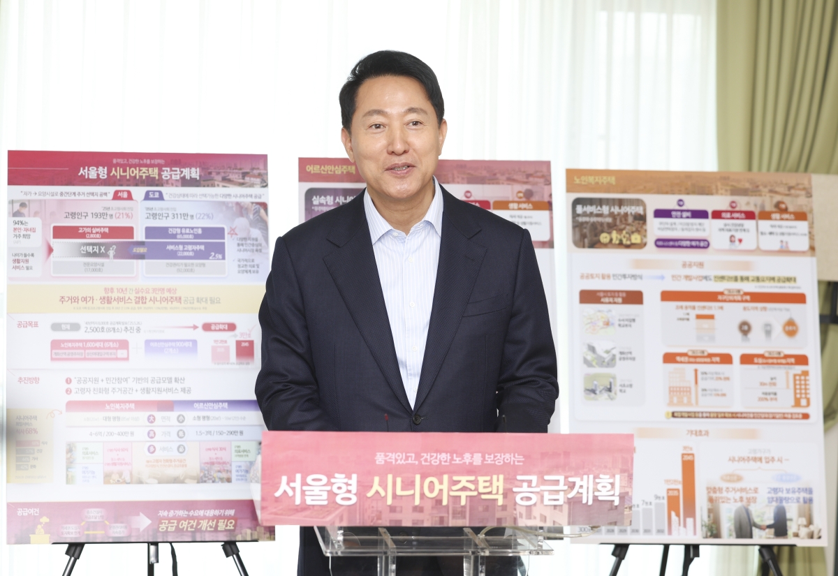오세훈 서울시장이 27일 서울 성북구 노블레스타워를 찾아 현장 점검을 한 뒤 취재진 질문에 답하고 있다. 연합뉴스