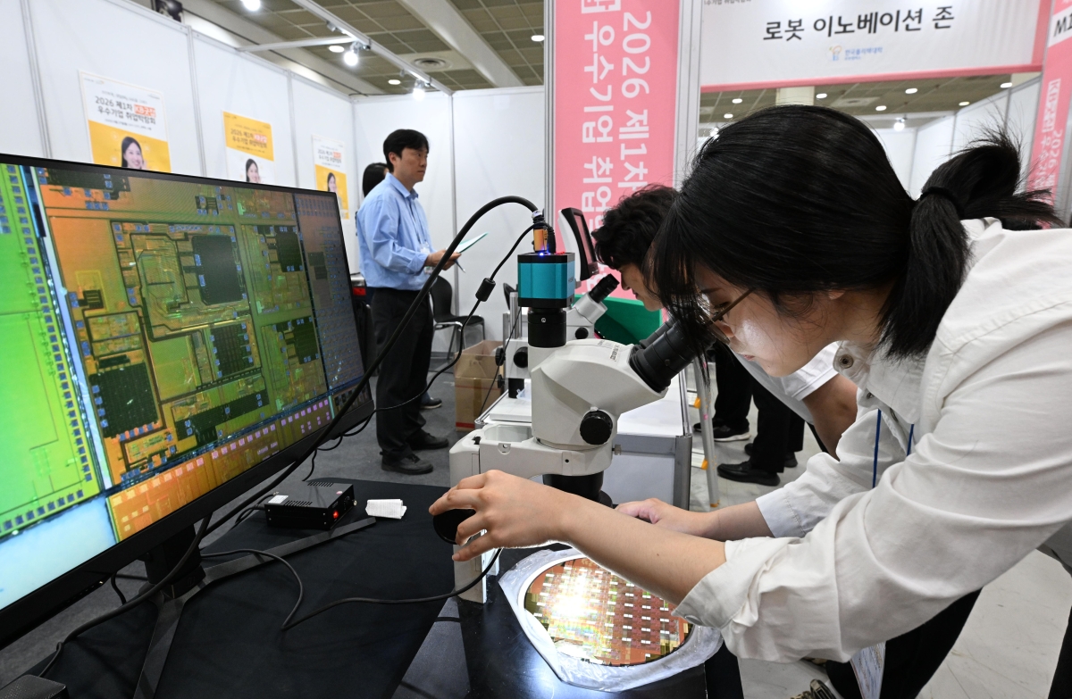 서울 삼성동 코엑스에서 열린 2026 제1차 KB굿잡 우수기업 취업박람회를 찾은 사람들이 반도체 칩 확대 검사를 체험하고 있다. 도준석 전문기자