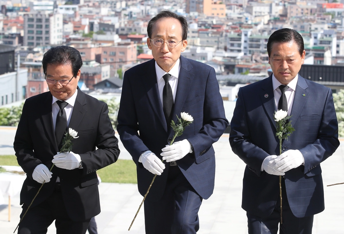 [수정본] 지역 출마자와 함께 헌화하는 추경호 후보