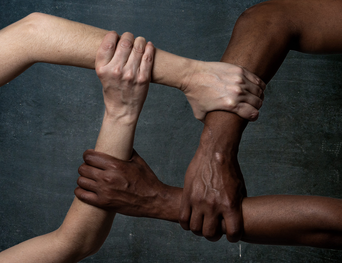백인과 흑인이 손을 이용해 서로를 지탱해 인종차별에 반대하는 모습을 표현한 자료사진. 사진은 기사 내용과 무관함. 123RF
