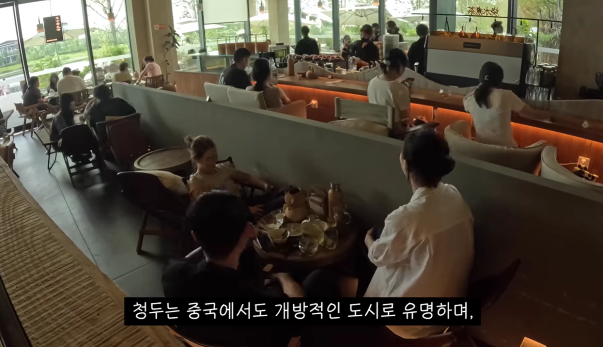 중국 정부의 한국인 대상 일시적 비자 면제 조치 이후 한국 콘텐츠 1인 방송 진행자들이 중국 주요 도시로 몰려들며 이른바 ‘중국 브이로그(V-log)’ 열풍이 불고 있다. 유튜브 채널 ‘나강(NAkANG)’ 캡처