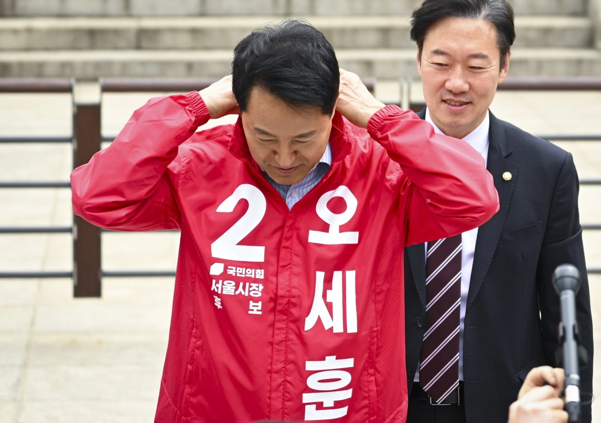 오세훈 국민의힘 서울시장 후보가 27일 서울 종로구 보신각 앞에서 출마 기자회견을 앞두고 선거운동 점퍼를 입고 있다. 2026.4.27 이지훈 기자