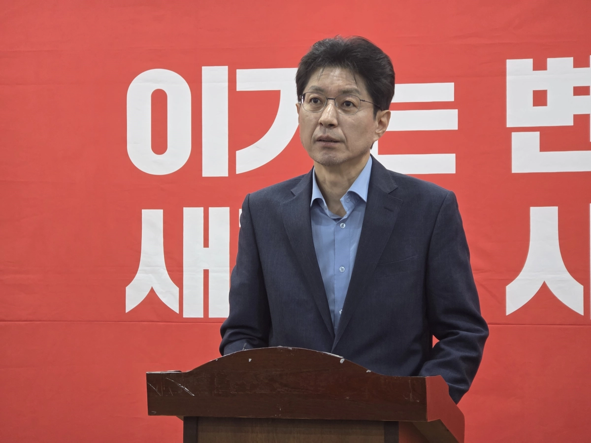 국민의힘 대구 중구청장 예비후보로 나선 정장수 전 대구시 경제부시장이 27일 수성구 범어동 국민의힘 대구시당사에서 기자회견을 하고 있다. 2026. 4. 27. 대구 민경석 기자