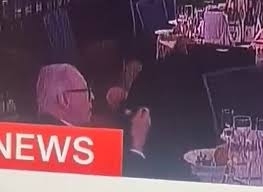 총격 소동이 벌어진 가운데 한 남성이 유유히 샐러드를 즐기고 있다. CNN 방송 캡처