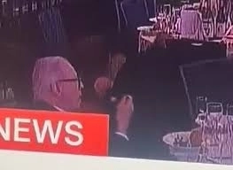 총격 소동이 벌어진 가운데 한 남성이 유유히 샐러드를 즐기고 있다. CNN 방송 캡처