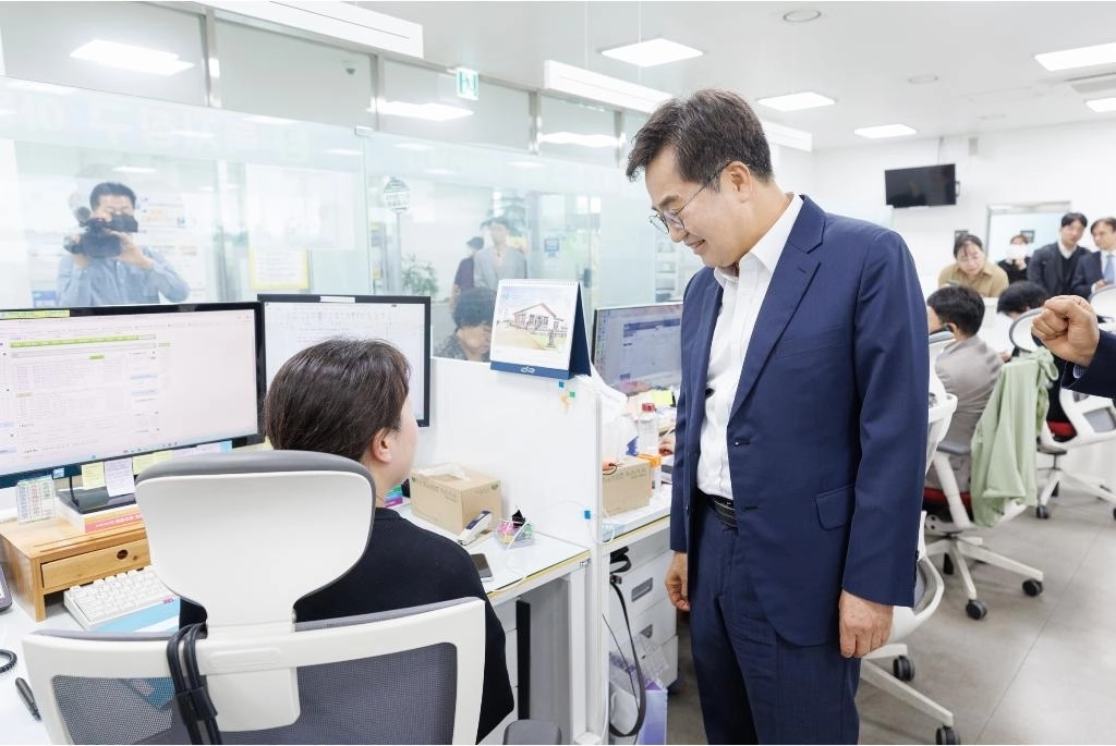 김동연 경기도지사가 27일 오전 안양시 관양동 행정복지센터에서 한 직원과 대화하고 있다. (경기도 제공)