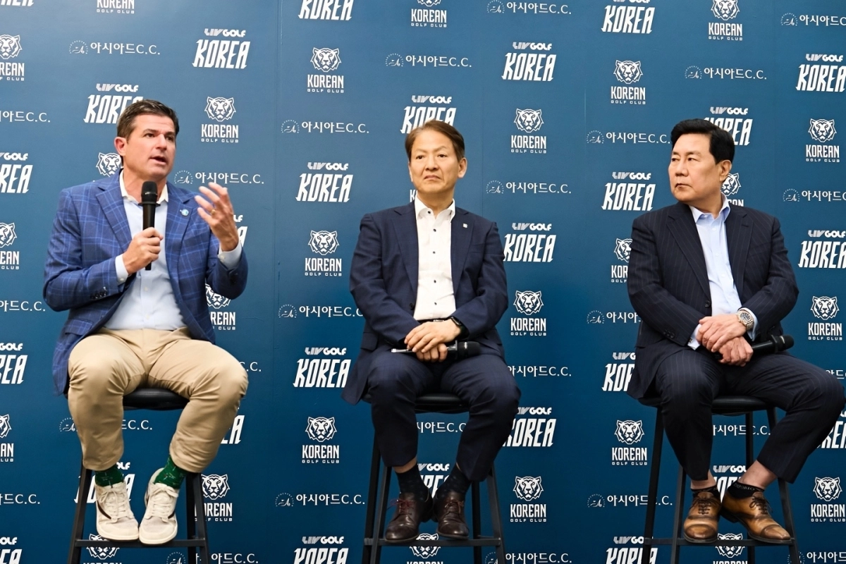 스콧 오닐  LIV골프 CEO(왼쪽), 성희엽 부산시 부시장, 아시아드CC 김도형 대표. LIV골프 제공.