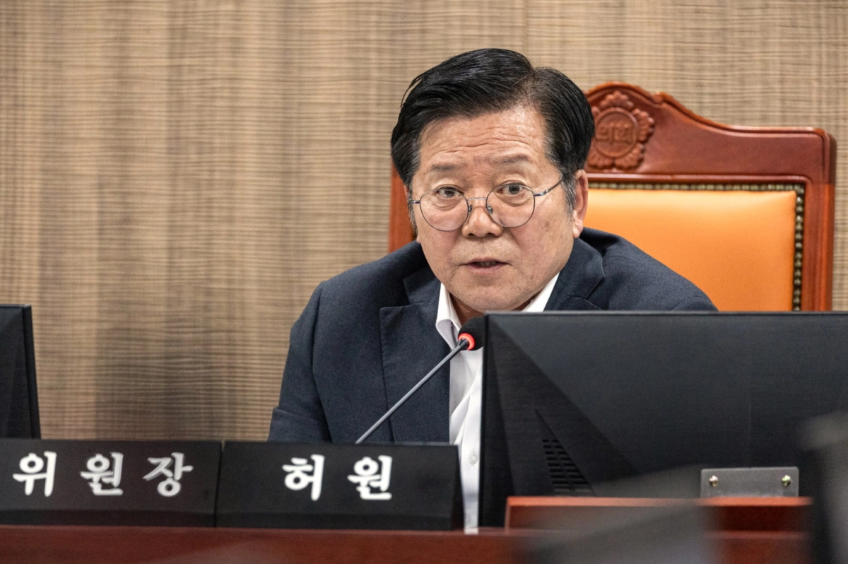 허원 위원장이 24일 제389회 임시회 건설교통위원회 2026년도 제1회 추가경정 예산안 심사를 주재하며 질의하고 있다.(사진=경기도의회)