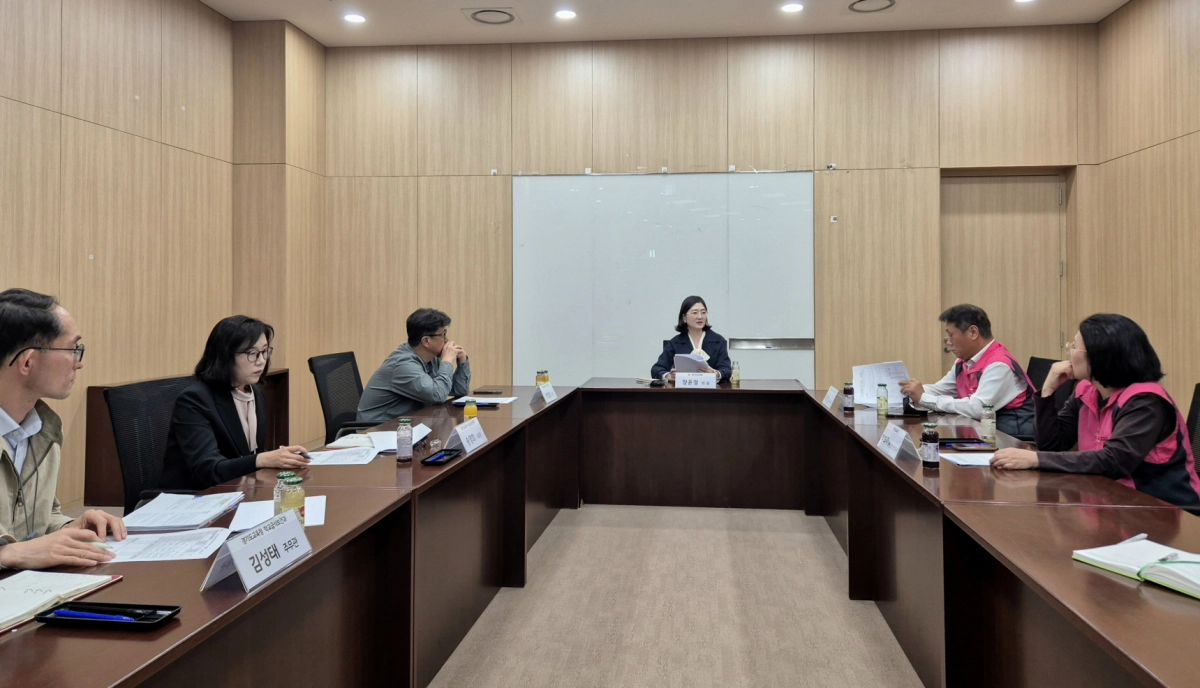 장윤정 의원이 24일 ‘학교 급식실 환기설비 개선 TF’ 결과 보고 후속 정담회를 열고 학교 급식실 종사자 대표들과 함께 현장 개선 과제를 논의하고 있다.(사진=경기도의회)