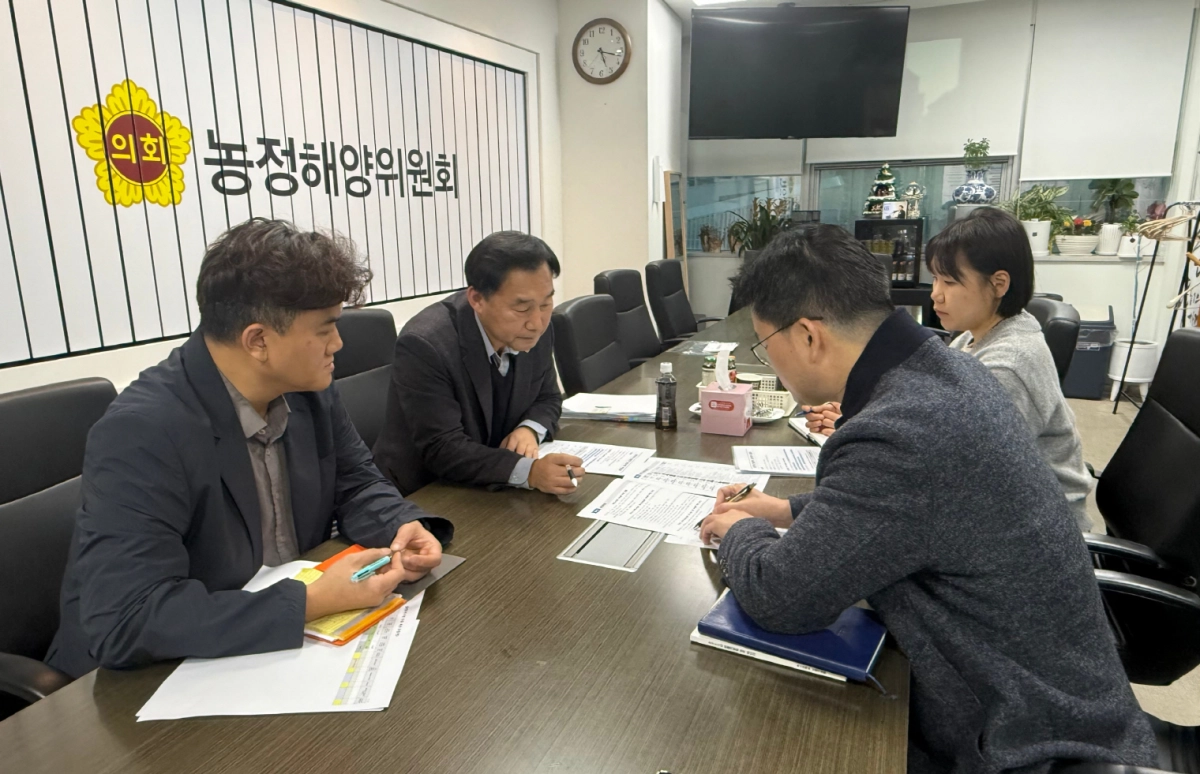 윤종영 의원이 ‘보훈단체 컨설턴트 운영지원 사업’ 검토 관련 회의를 진행하고 있다.(사진=경기도의회)